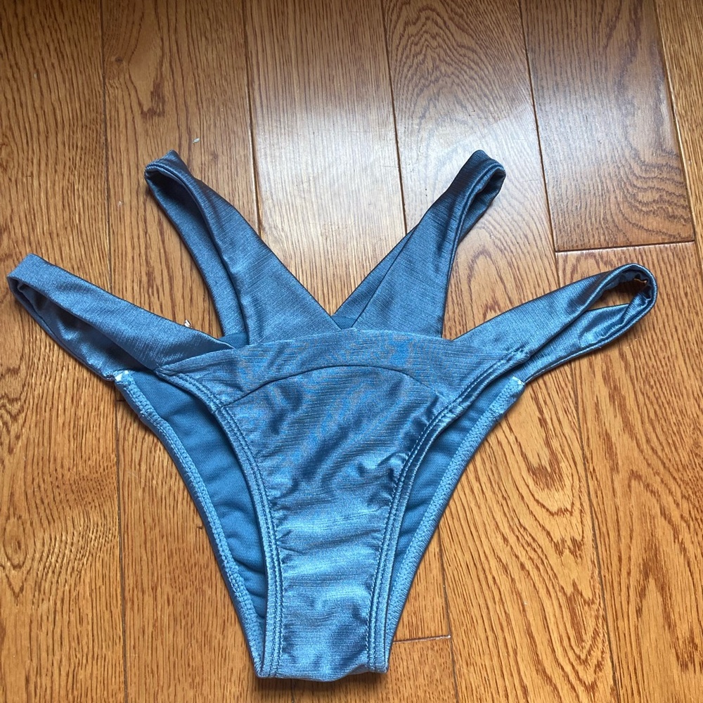 Heat Size S bikini bottom never worn split waist